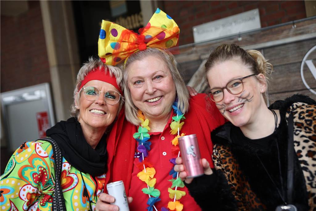 Hunderte Närrinnen und auch ein paar Narren feierten den Altweiber-Donnerstag in Stadtlohn. Die bunt kostümierten Frauen zogen gut gelaunt von der Mühlenstraße zum Rathaus, wo die sie Macht an sich rissen. Dann wurde in den Kneipen weitergefeiert.