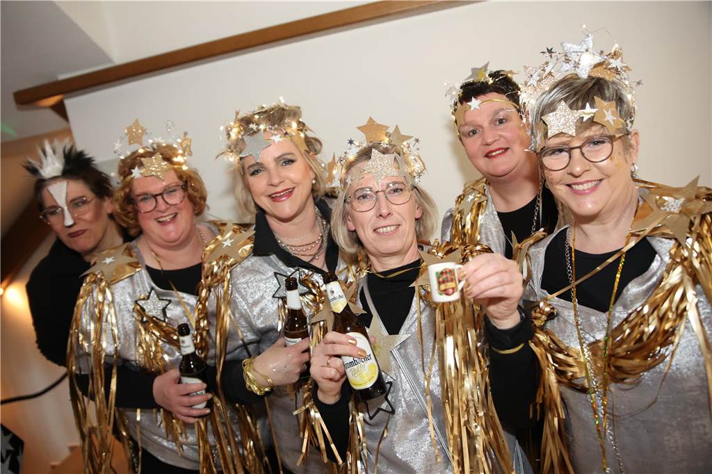Hunderte Närrinnen und auch ein paar Narren feierten den Altweiber-Donnerstag in Stadtlohn. Die bunt kostümierten Frauen zogen gut gelaunt von der Mühlenstraße zum Rathaus, wo die sie Macht an sich rissen. Dann wurde in den Kneipen weitergefeiert.