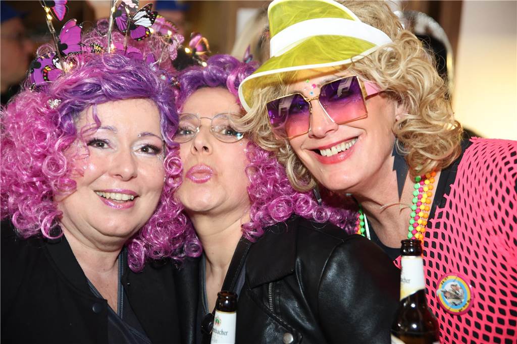 Hunderte Närrinnen und auch ein paar Narren feierten den Altweiber-Donnerstag in Stadtlohn. Die bunt kostümierten Frauen zogen gut gelaunt von der Mühlenstraße zum Rathaus, wo die sie Macht an sich rissen. Dann wurde in den Kneipen weitergefeiert.