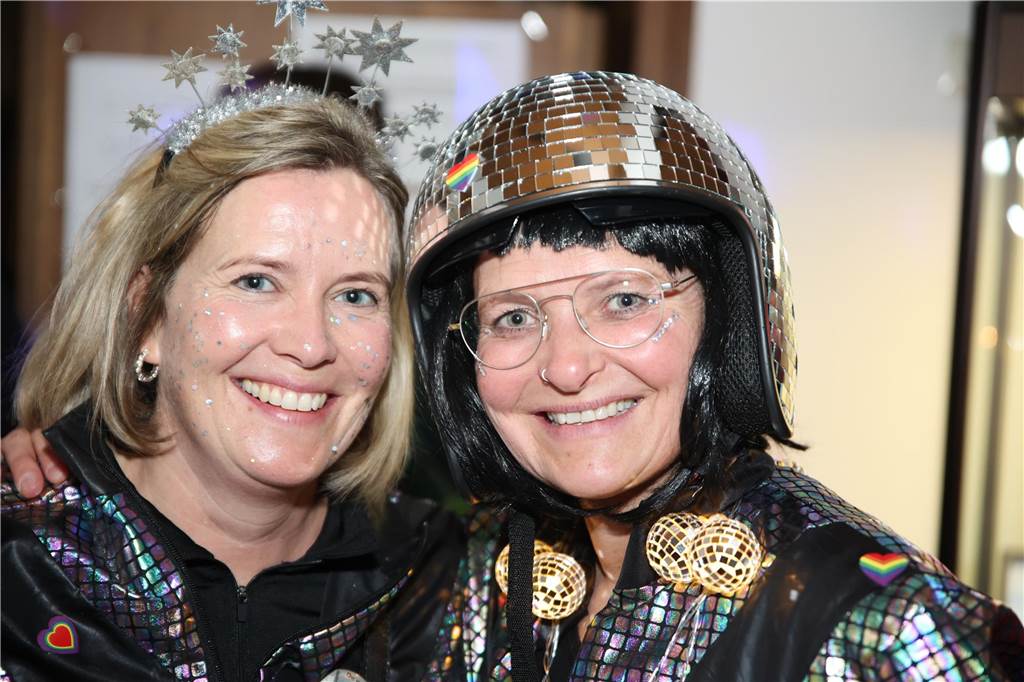 Hunderte Närrinnen und auch ein paar Narren feierten den Altweiber-Donnerstag in Stadtlohn. Die bunt kostümierten Frauen zogen gut gelaunt von der Mühlenstraße zum Rathaus, wo die sie Macht an sich rissen. Dann wurde in den Kneipen weitergefeiert.