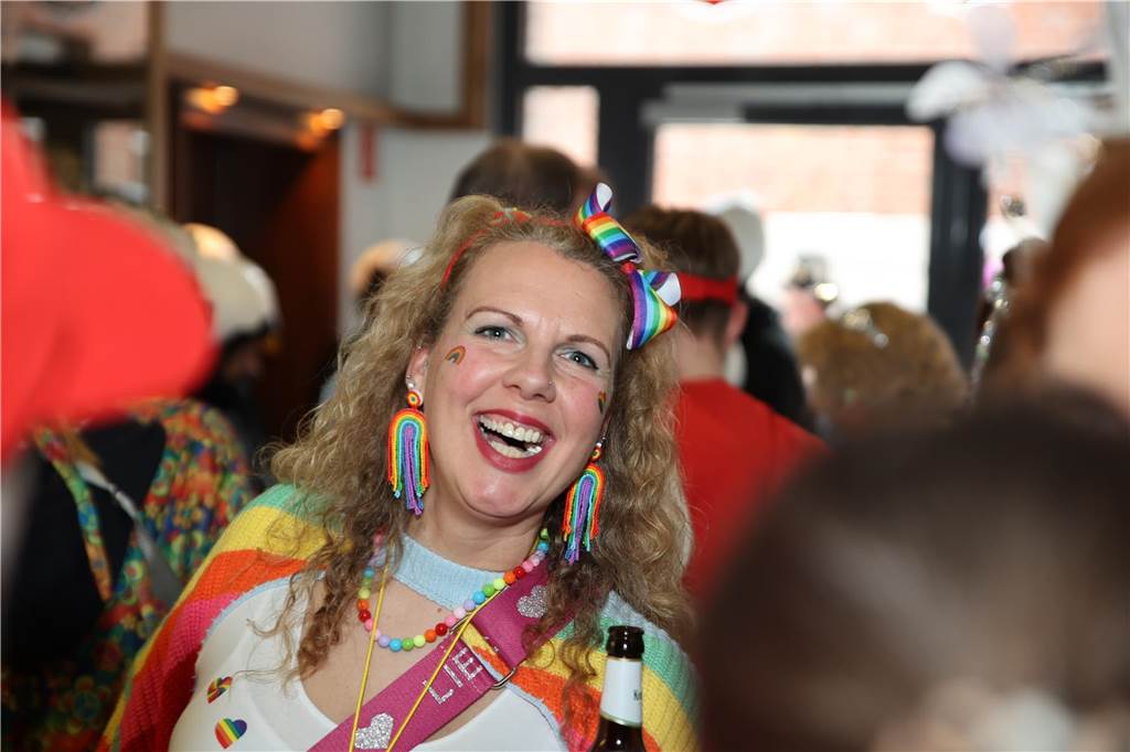 Hunderte Närrinnen und auch ein paar Narren feierten den Altweiber-Donnerstag in Stadtlohn. Die bunt kostümierten Frauen zogen gut gelaunt von der Mühlenstraße zum Rathaus, wo die sie Macht an sich rissen. Dann wurde in den Kneipen weitergefeiert.