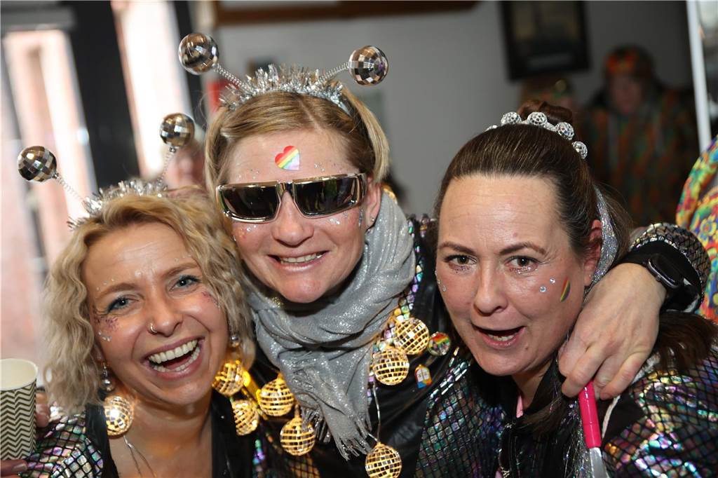 Hunderte Närrinnen und auch ein paar Narren feierten den Altweiber-Donnerstag in Stadtlohn. Die bunt kostümierten Frauen zogen gut gelaunt von der Mühlenstraße zum Rathaus, wo die sie Macht an sich rissen. Dann wurde in den Kneipen weitergefeiert.