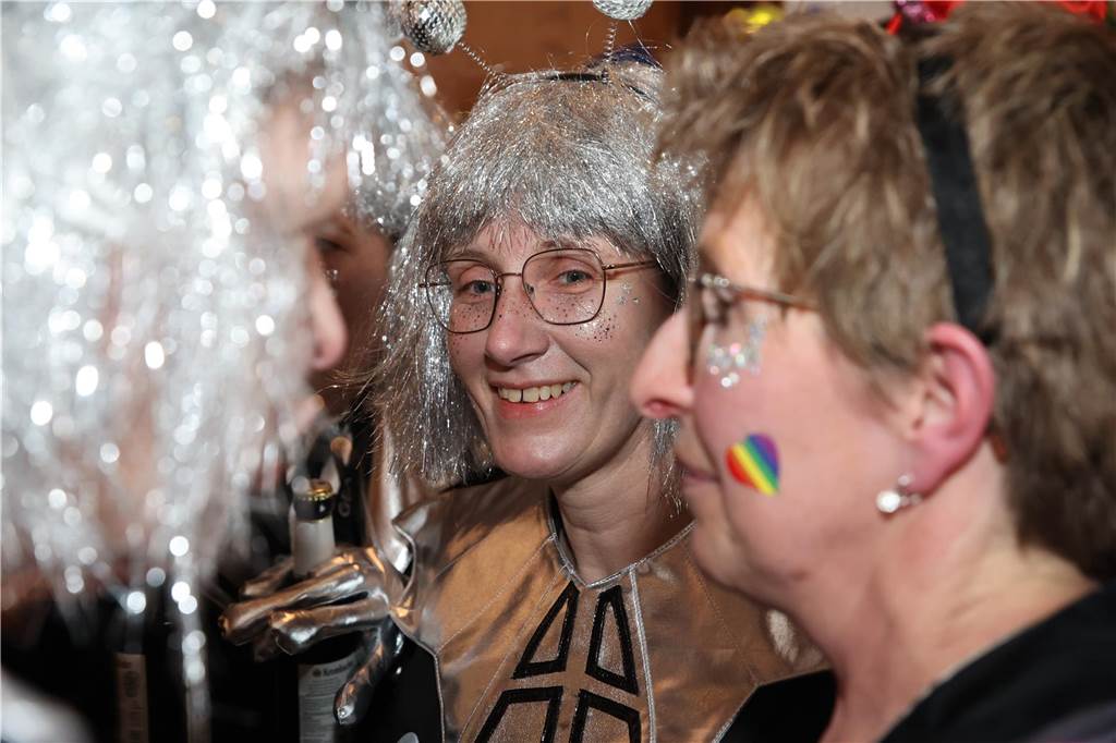 Hunderte Närrinnen und auch ein paar Narren feierten den Altweiber-Donnerstag in Stadtlohn. Die bunt kostümierten Frauen zogen gut gelaunt von der Mühlenstraße zum Rathaus, wo die sie Macht an sich rissen. Dann wurde in den Kneipen weitergefeiert.
