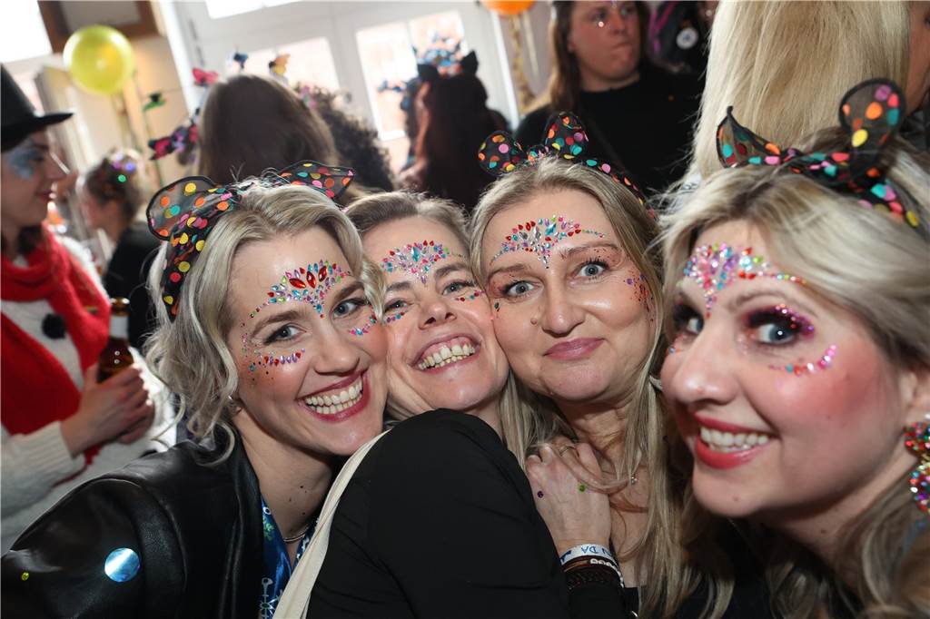 Hunderte Närrinnen und auch ein paar Narren feierten den Altweiber-Donnerstag in Stadtlohn. Die bunt kostümierten Frauen zogen gut gelaunt von der Mühlenstraße zum Rathaus, wo die sie Macht an sich rissen. Dann wurde in den Kneipen weitergefeiert.
