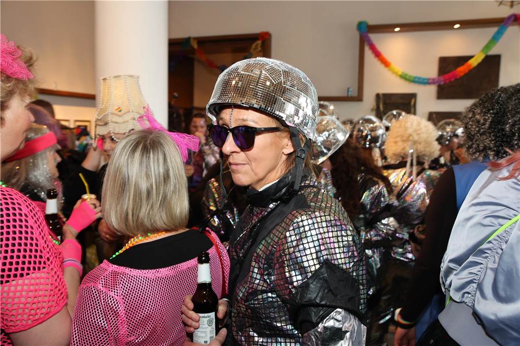 Hunderte Närrinnen und auch ein paar Narren feierten den Altweiber-Donnerstag in Stadtlohn. Die bunt kostümierten Frauen zogen gut gelaunt von der Mühlenstraße zum Rathaus, wo die sie Macht an sich rissen. Dann wurde in den Kneipen weitergefeiert.