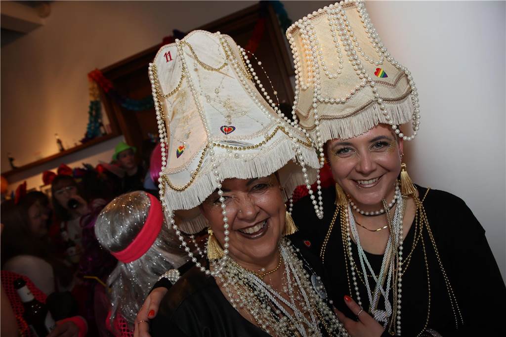Hunderte Närrinnen und auch ein paar Narren feierten den Altweiber-Donnerstag in Stadtlohn. Die bunt kostümierten Frauen zogen gut gelaunt von der Mühlenstraße zum Rathaus, wo die sie Macht an sich rissen. Dann wurde in den Kneipen weitergefeiert.
