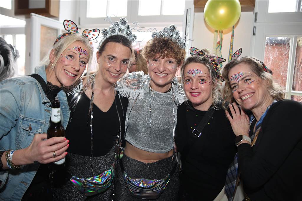 Hunderte Närrinnen und auch ein paar Narren feierten den Altweiber-Donnerstag in Stadtlohn. Die bunt kostümierten Frauen zogen gut gelaunt von der Mühlenstraße zum Rathaus, wo die sie Macht an sich rissen. Dann wurde in den Kneipen weitergefeiert.