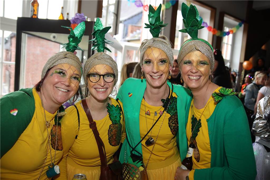Hunderte Närrinnen und auch ein paar Narren feierten den Altweiber-Donnerstag in Stadtlohn. Die bunt kostümierten Frauen zogen gut gelaunt von der Mühlenstraße zum Rathaus, wo die sie Macht an sich rissen. Dann wurde in den Kneipen weitergefeiert.