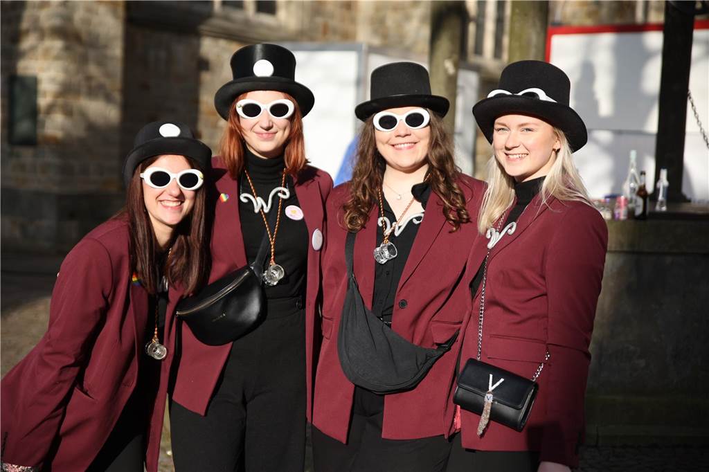 Hunderte Närrinnen und auch ein paar Narren feierten den Altweiber-Donnerstag in Stadtlohn. Die bunt kostümierten Frauen zogen gut gelaunt von der Mühlenstraße zum Rathaus, wo die sie Macht an sich rissen. Dann wurde in den Kneipen weitergefeiert.