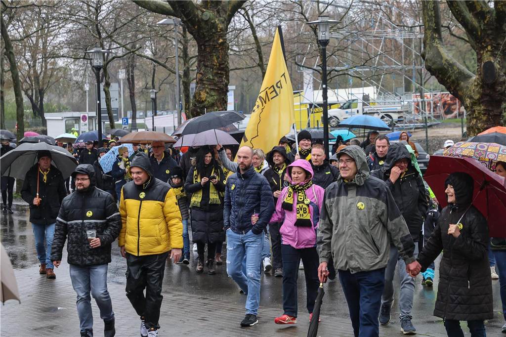 Hunderte nahmen trotz REgens am Heinrich-Czerkus-Lauf teil.