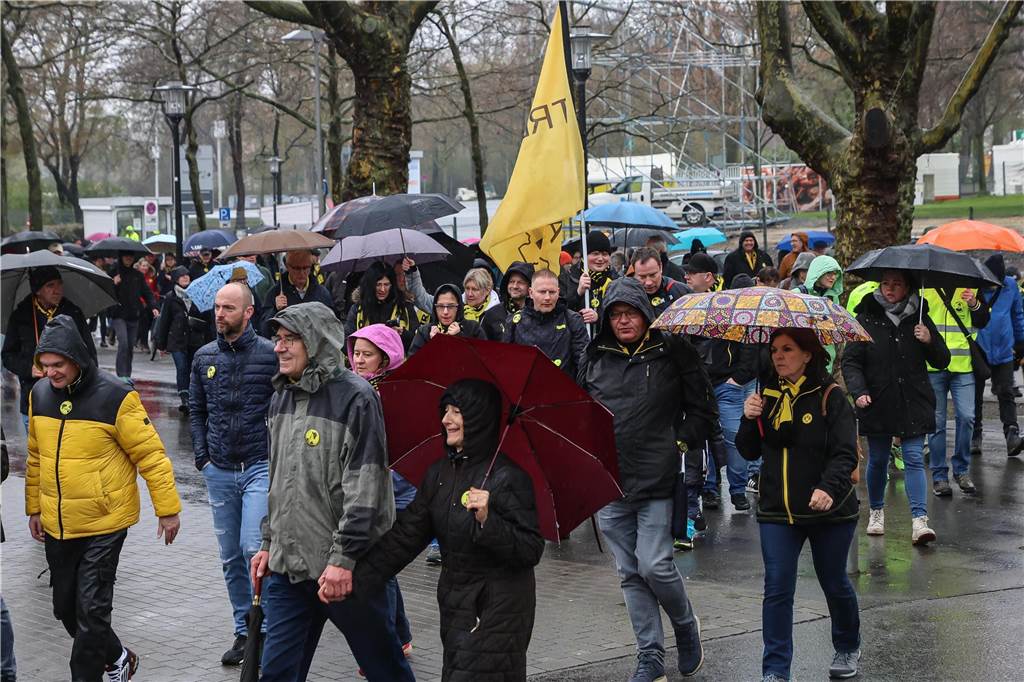 Hunderte nahmen trotz REgens am Heinrich-Czerkus-Lauf teil.