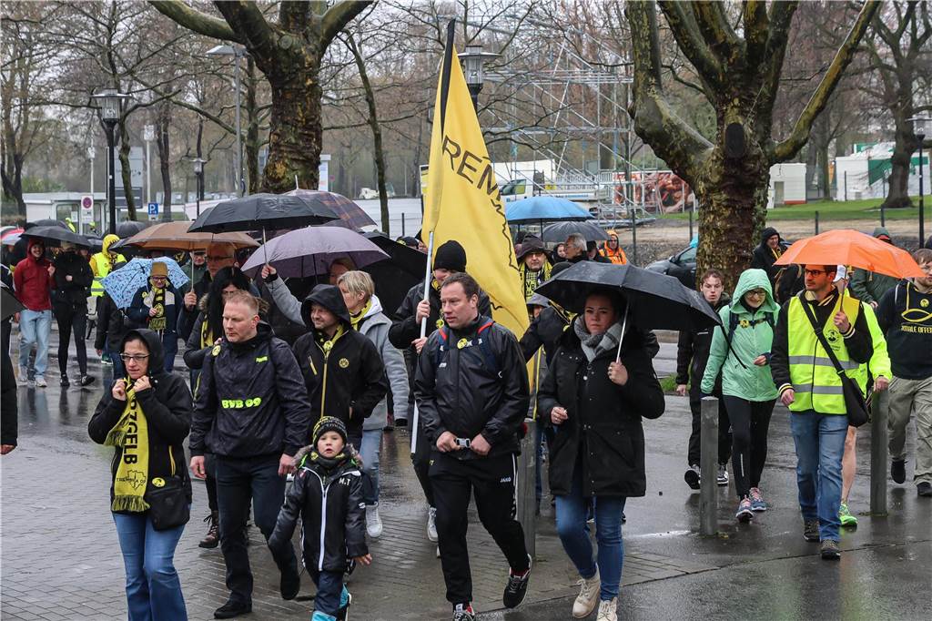 Hunderte nahmen trotz REgens am Heinrich-Czerkus-Lauf teil.