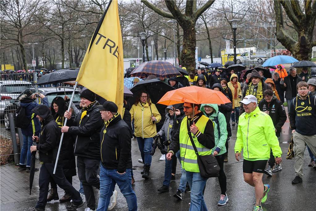 Hunderte nahmen trotz REgens am Heinrich-Czerkus-Lauf teil.