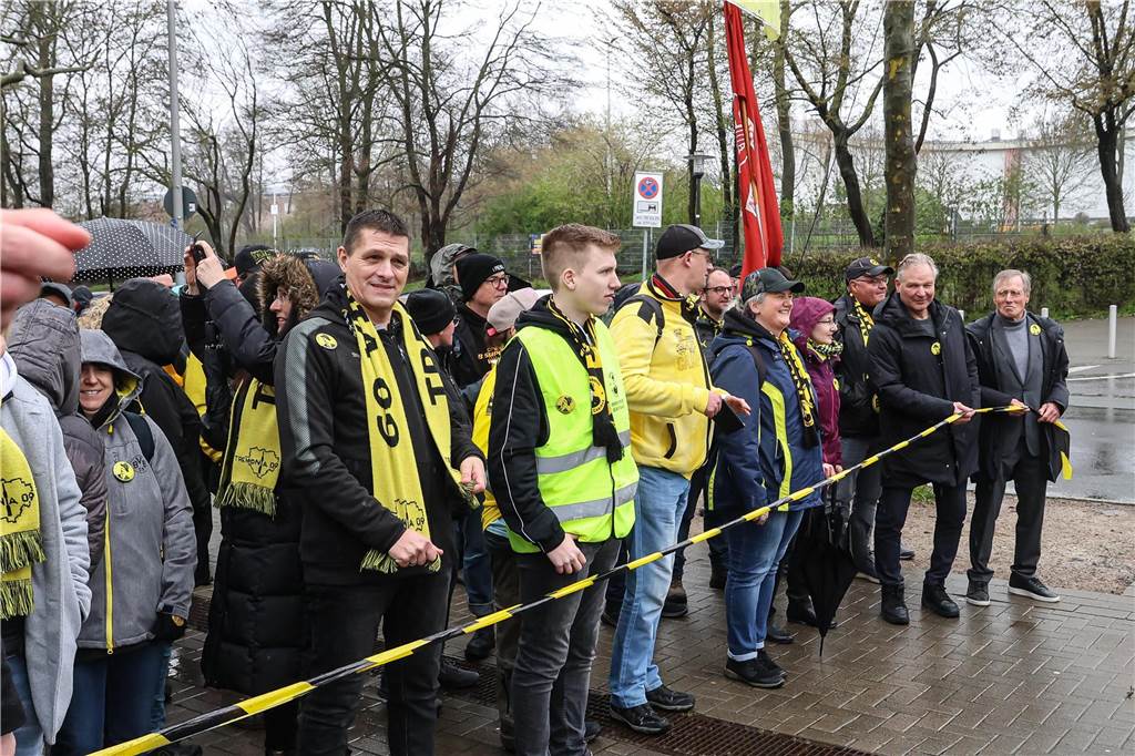 Hunderte nahmen trotz REgens am Heinrich-Czerkus-Lauf teil.