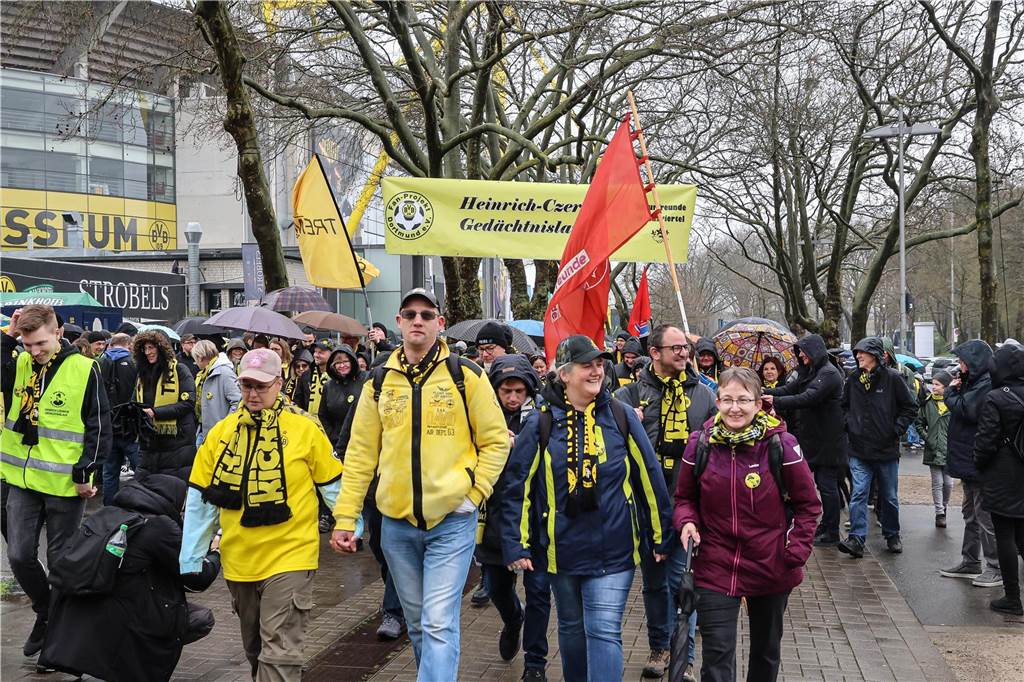 Hunderte nahmen trotz REgens am Heinrich-Czerkus-Lauf teil.