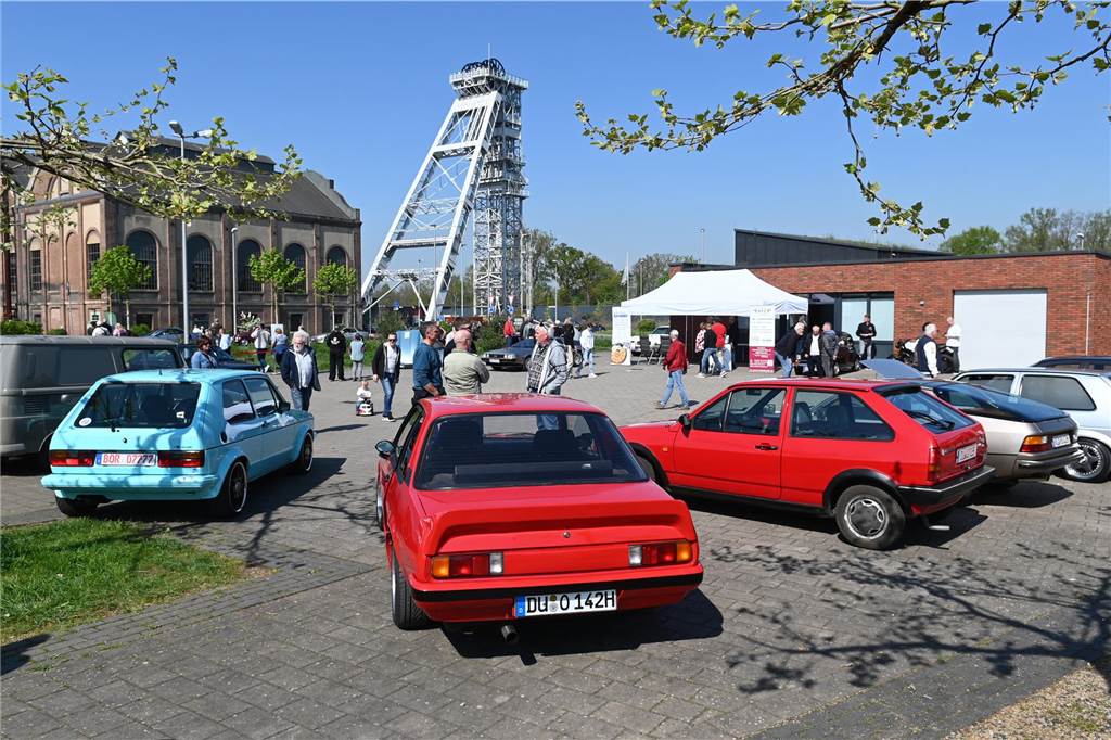 Hunderte Oldtimer und noch mehr Schaulustige kamen zum großen Treffen am Ostersonntag im CreativQuartier Fürst Leopold in Dorsten. Es war die sechste Veranstaltung dieser Art.