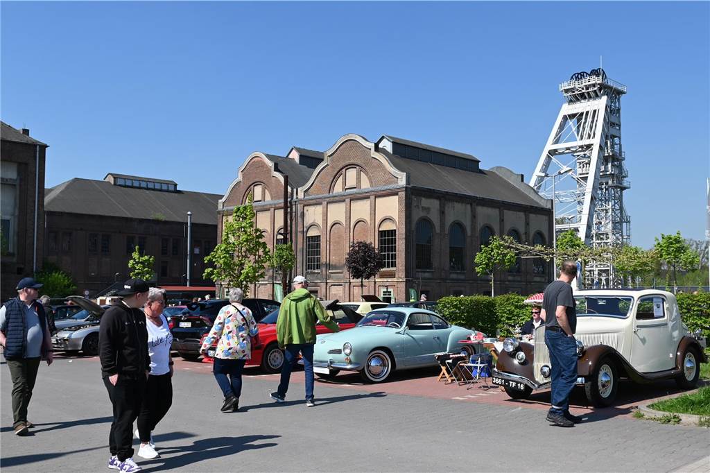 Hunderte Oldtimer und noch mehr Schaulustige kamen zum großen Treffen am Ostersonntag im CreativQuartier Fürst Leopold in Dorsten. Es war die sechste Veranstaltung dieser Art.