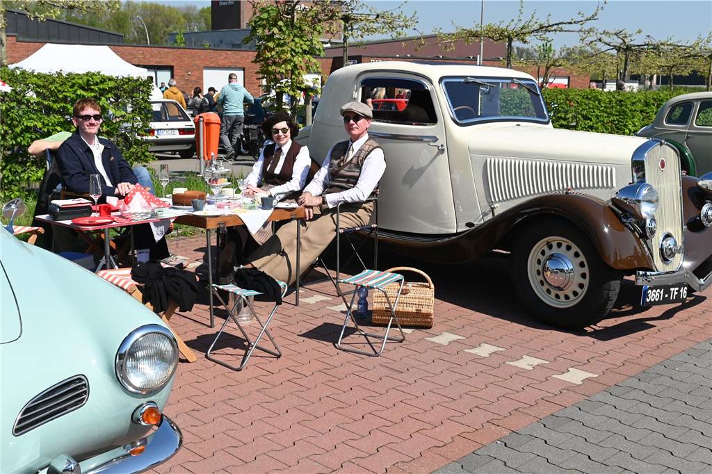 Hunderte Oldtimer und noch mehr Schaulustige kamen zum großen Treffen am Ostersonntag im CreativQuartier Fürst Leopold in Dorsten. Es war die sechste Veranstaltung dieser Art.