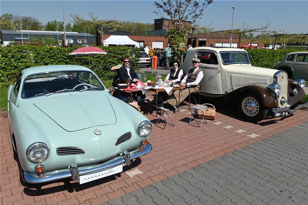 Hunderte Oldtimer und noch mehr Schaulustige kamen zum großen Treffen am Ostersonntag im CreativQuartier Fürst Leopold in Dorsten. Es war die sechste Veranstaltung dieser Art.