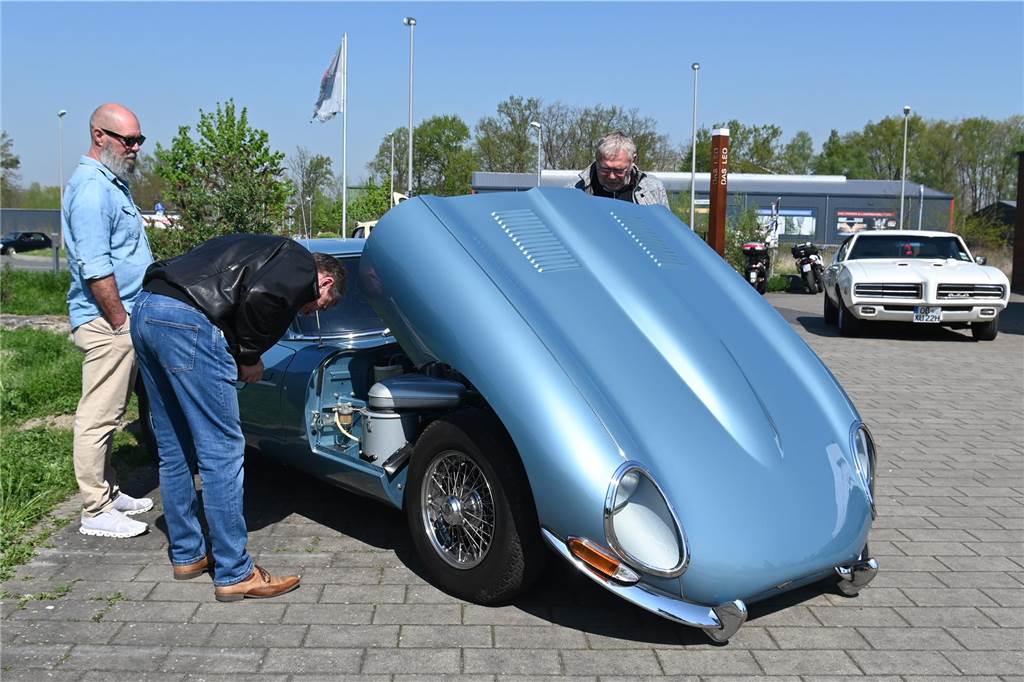 Hunderte Oldtimer und noch mehr Schaulustige kamen zum großen Treffen am Ostersonntag im CreativQuartier Fürst Leopold in Dorsten. Es war die sechste Veranstaltung dieser Art.