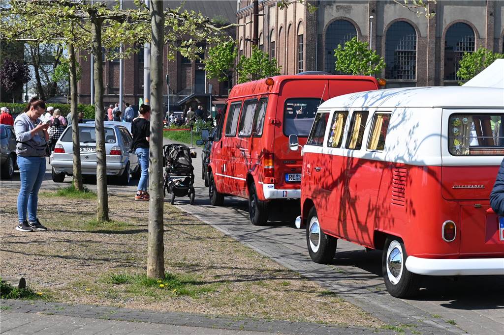 Hunderte Oldtimer und noch mehr Schaulustige kamen zum großen Treffen am Ostersonntag im CreativQuartier Fürst Leopold in Dorsten. Es war die sechste Veranstaltung dieser Art.