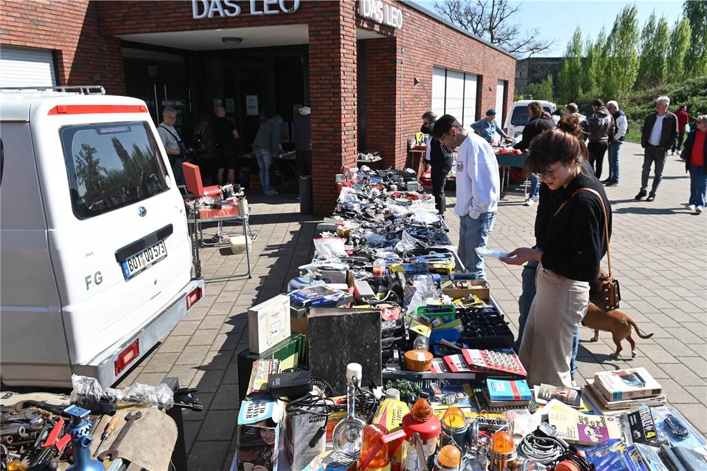 Hunderte Oldtimer und noch mehr Schaulustige kamen zum großen Treffen am Ostersonntag im CreativQuartier Fürst Leopold in Dorsten. Es war die sechste Veranstaltung dieser Art.