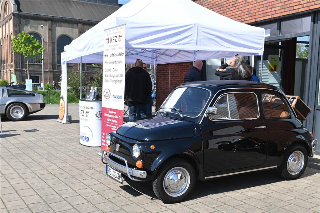 Hunderte Oldtimer und noch mehr Schaulustige kamen zum großen Treffen am Ostersonntag im CreativQuartier Fürst Leopold in Dorsten. Es war die sechste Veranstaltung dieser Art.