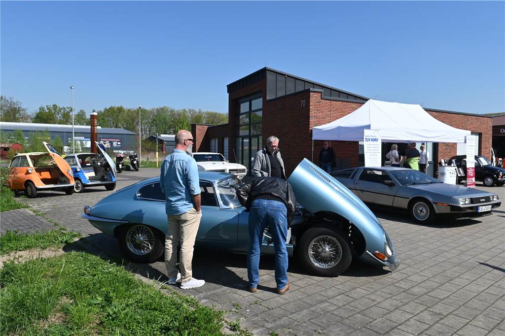 Hunderte Oldtimer und noch mehr Schaulustige kamen zum großen Treffen am Ostersonntag im CreativQuartier Fürst Leopold in Dorsten. Es war die sechste Veranstaltung dieser Art.