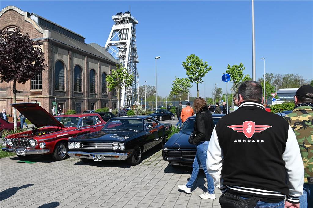 Hunderte Oldtimer und noch mehr Schaulustige kamen zum großen Treffen am Ostersonntag im CreativQuartier Fürst Leopold in Dorsten. Es war die sechste Veranstaltung dieser Art.