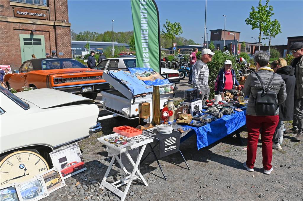 Hunderte Oldtimer und noch mehr Schaulustige kamen zum großen Treffen am Ostersonntag im CreativQuartier Fürst Leopold in Dorsten. Es war die sechste Veranstaltung dieser Art.