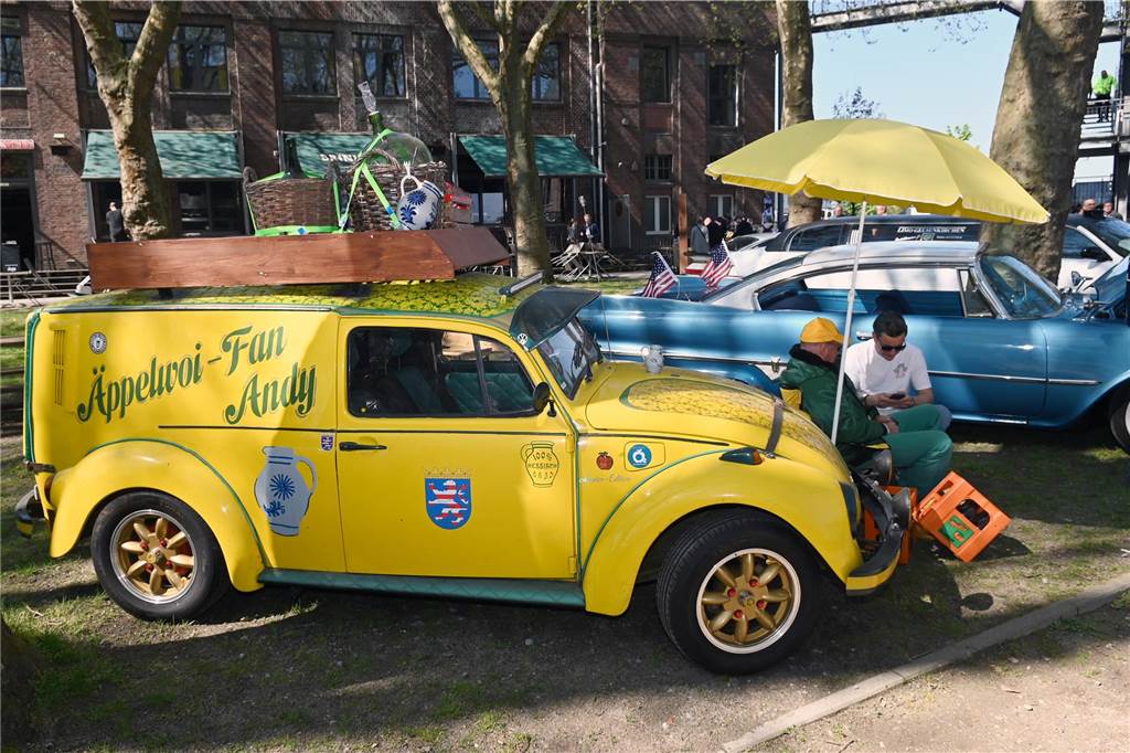 Hunderte Oldtimer und noch mehr Schaulustige kamen zum großen Treffen am Ostersonntag im CreativQuartier Fürst Leopold in Dorsten. Es war die sechste Veranstaltung dieser Art.
