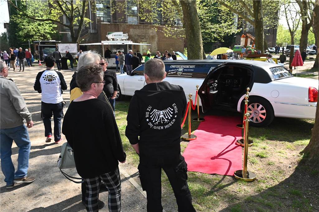 Hunderte Oldtimer und noch mehr Schaulustige kamen zum großen Treffen am Ostersonntag im CreativQuartier Fürst Leopold in Dorsten. Es war die sechste Veranstaltung dieser Art.