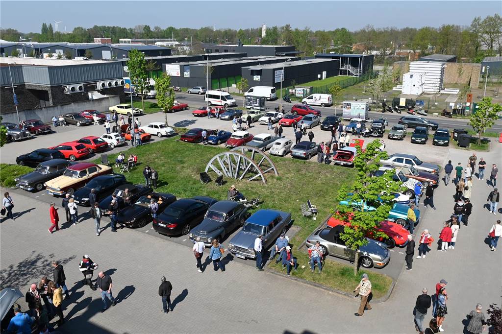 Hunderte Oldtimer und noch mehr Schaulustige kamen zum großen Treffen am Ostersonntag im CreativQuartier Fürst Leopold in Dorsten. Es war die sechste Veranstaltung dieser Art.