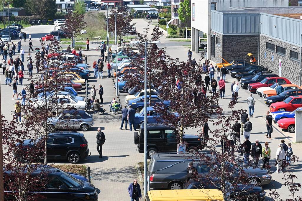 Hunderte Oldtimer und noch mehr Schaulustige kamen zum großen Treffen am Ostersonntag im CreativQuartier Fürst Leopold in Dorsten. Es war die sechste Veranstaltung dieser Art.