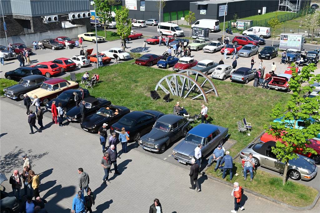 Hunderte Oldtimer und noch mehr Schaulustige kamen zum großen Treffen am Ostersonntag im CreativQuartier Fürst Leopold in Dorsten. Es war die sechste Veranstaltung dieser Art.