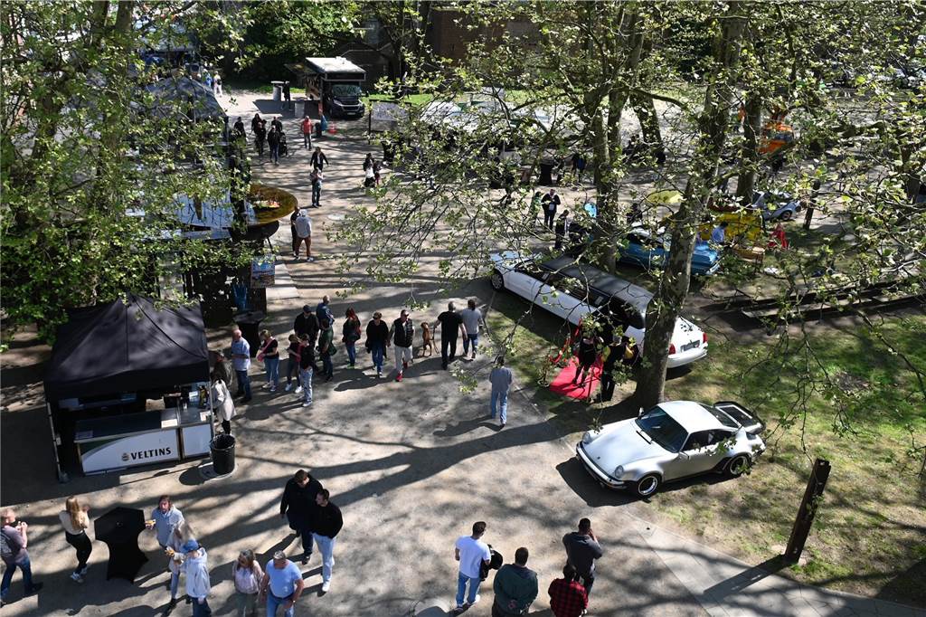 Hunderte Oldtimer und noch mehr Schaulustige kamen zum großen Treffen am Ostersonntag im CreativQuartier Fürst Leopold in Dorsten. Es war die sechste Veranstaltung dieser Art.