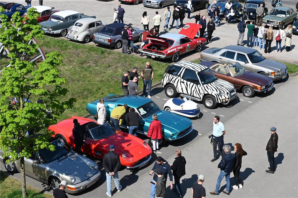 Hunderte Oldtimer und noch mehr Schaulustige kamen zum großen Treffen am Ostersonntag im CreativQuartier Fürst Leopold in Dorsten. Es war die sechste Veranstaltung dieser Art.