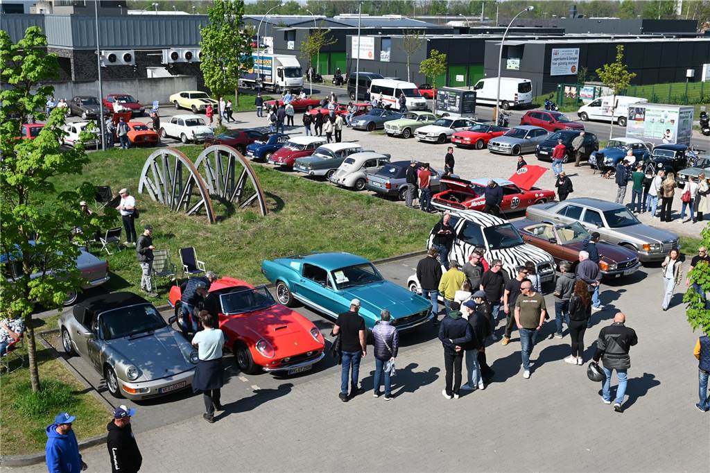 Hunderte Oldtimer und noch mehr Schaulustige kamen zum großen Treffen am Ostersonntag im CreativQuartier Fürst Leopold in Dorsten. Es war die sechste Veranstaltung dieser Art.