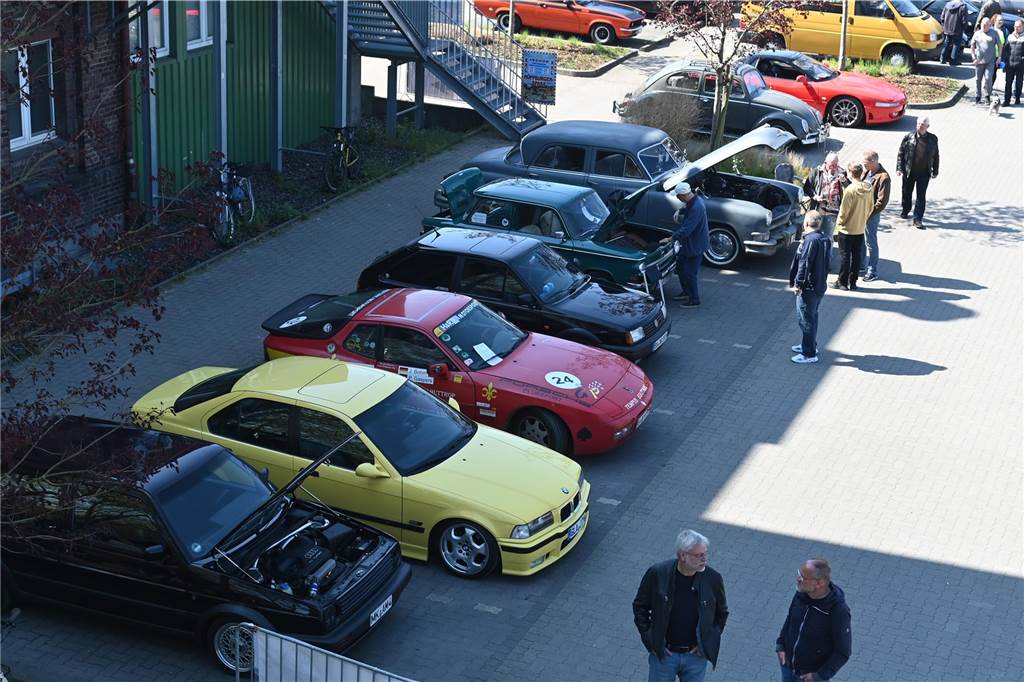 Hunderte Oldtimer und noch mehr Schaulustige kamen zum großen Treffen am Ostersonntag im CreativQuartier Fürst Leopold in Dorsten. Es war die sechste Veranstaltung dieser Art.