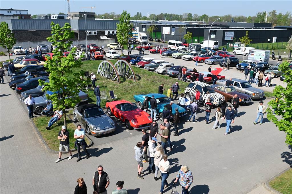 Hunderte Oldtimer und noch mehr Schaulustige kamen zum großen Treffen am Ostersonntag im CreativQuartier Fürst Leopold in Dorsten. Es war die sechste Veranstaltung dieser Art.