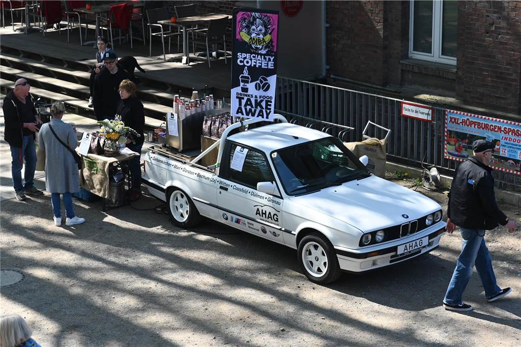 Hunderte Oldtimer und noch mehr Schaulustige kamen zum großen Treffen am Ostersonntag im CreativQuartier Fürst Leopold in Dorsten. Es war die sechste Veranstaltung dieser Art.