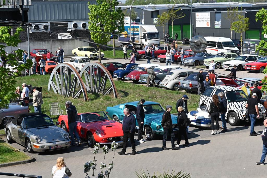 Hunderte Oldtimer und noch mehr Schaulustige kamen zum großen Treffen am Ostersonntag im CreativQuartier Fürst Leopold in Dorsten. Es war die sechste Veranstaltung dieser Art.