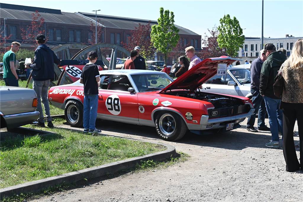 Hunderte Oldtimer und noch mehr Schaulustige kamen zum großen Treffen am Ostersonntag im CreativQuartier Fürst Leopold in Dorsten. Es war die sechste Veranstaltung dieser Art.