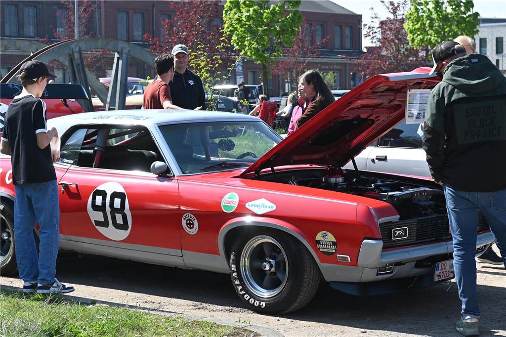 Hunderte Oldtimer und noch mehr Schaulustige kamen zum großen Treffen am Ostersonntag im CreativQuartier Fürst Leopold in Dorsten. Es war die sechste Veranstaltung dieser Art.