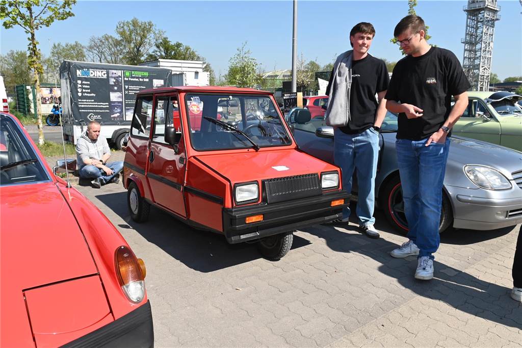 Hunderte Oldtimer und noch mehr Schaulustige kamen zum großen Treffen am Ostersonntag im CreativQuartier Fürst Leopold in Dorsten. Es war die sechste Veranstaltung dieser Art.