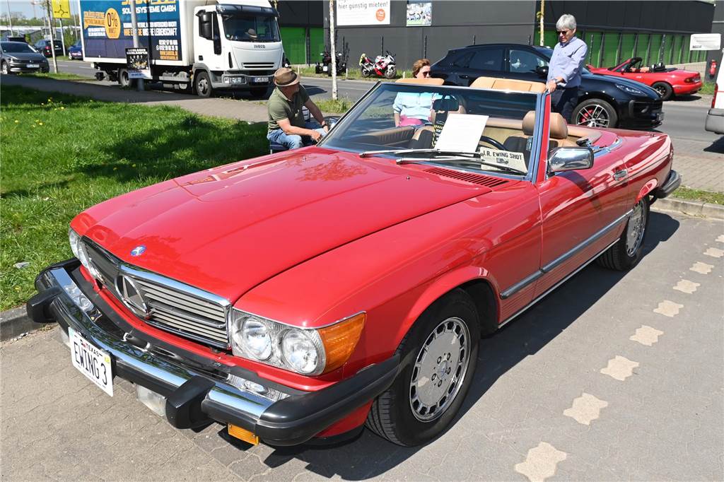 Hunderte Oldtimer und noch mehr Schaulustige kamen zum großen Treffen am Ostersonntag im CreativQuartier Fürst Leopold in Dorsten. Es war die sechste Veranstaltung dieser Art.
