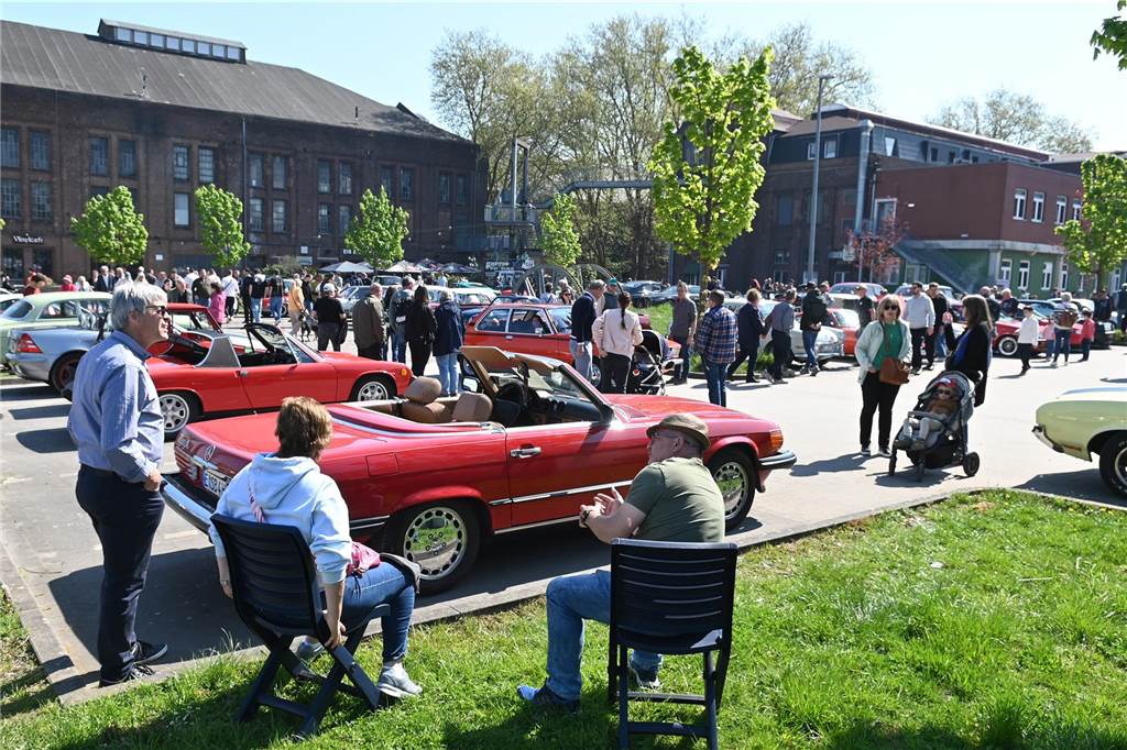 Hunderte Oldtimer und noch mehr Schaulustige kamen zum großen Treffen am Ostersonntag im CreativQuartier Fürst Leopold in Dorsten. Es war die sechste Veranstaltung dieser Art.