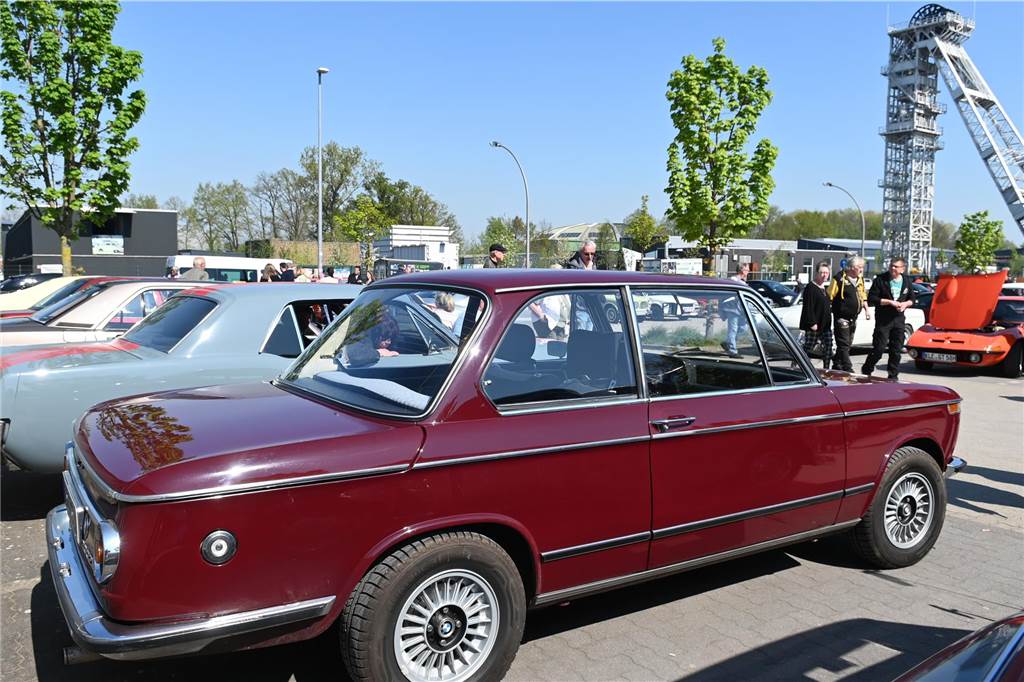 Hunderte Oldtimer und noch mehr Schaulustige kamen zum großen Treffen am Ostersonntag im CreativQuartier Fürst Leopold in Dorsten. Es war die sechste Veranstaltung dieser Art.