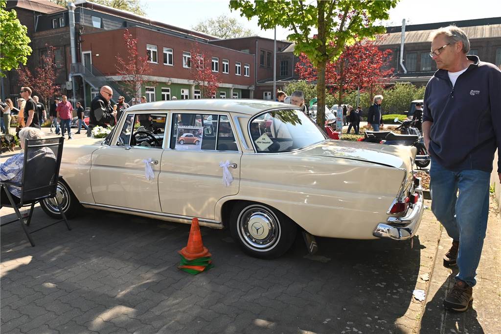 Hunderte Oldtimer und noch mehr Schaulustige kamen zum großen Treffen am Ostersonntag im CreativQuartier Fürst Leopold in Dorsten. Es war die sechste Veranstaltung dieser Art.