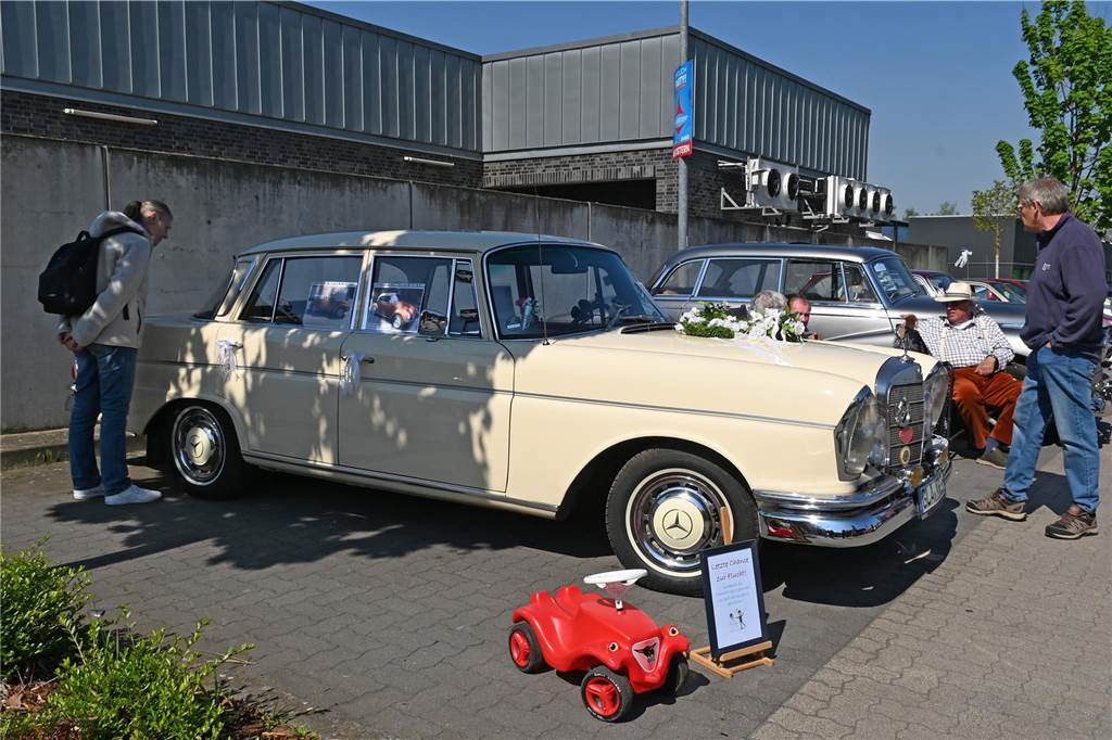 Hunderte Oldtimer und noch mehr Schaulustige kamen zum großen Treffen am Ostersonntag im CreativQuartier Fürst Leopold in Dorsten. Es war die sechste Veranstaltung dieser Art.